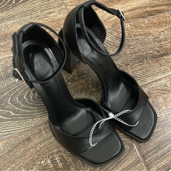 NWOT GB By GIANNI BINI Block Heel Sandals - Picture 2 of 10